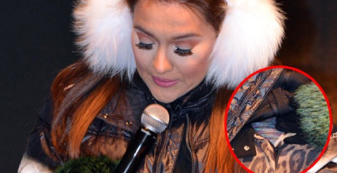 Demet Akalın'ın pantolonu sahnedeyken patladı