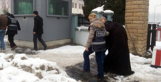 Düzce'de yaşlı kadınları dolandıran 2 kişi polis tarafından yakalandı