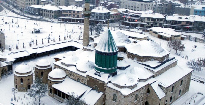 Konya'da kar yağışı kartpostallık görüntüler oluşturdu