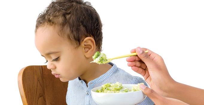 Anne sütüyle beslenen bebek yemek seçmiyor