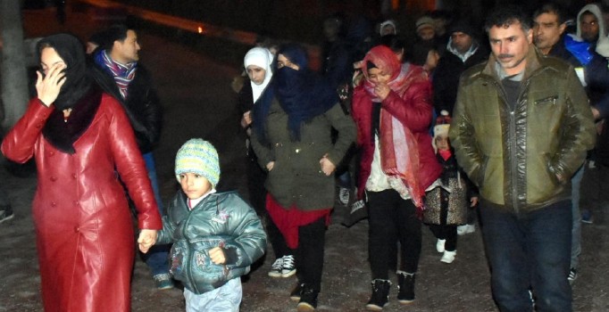 Polisin durdurduğu otobüste 140 kaçak yakalandı