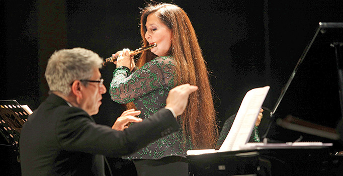 Doğu ile Batı’yı flütüyle birleştiriyor