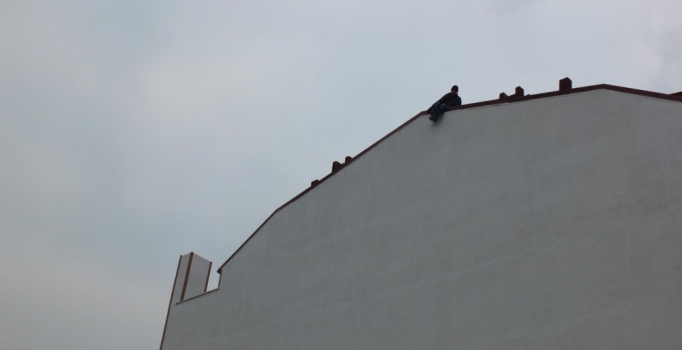 Müteahhit para verince çatıdan indi