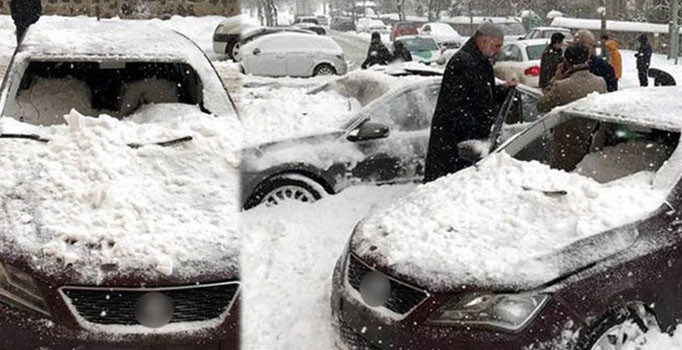 Erzurum'da çatıdan düşen kar kütlesi, 3 otomobili hurdaya çevirdi