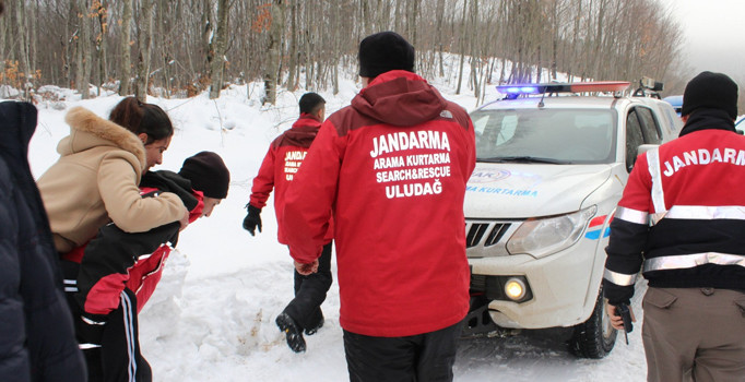 Uludağ’da donma tehlikesi geçiren kadını jandarma kurtardı