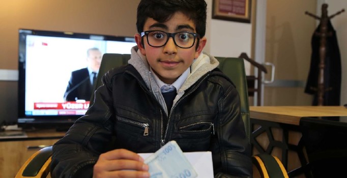 Ortaokul öğrencisi Alperen Çınar devlet bursunu Haleplilere bağışladı