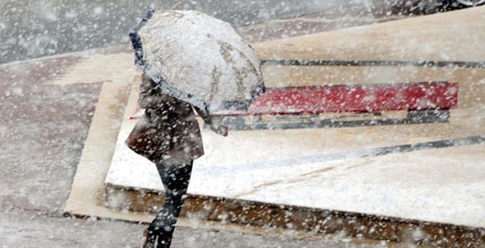 İstanbul'a uyarı! Gece yarısından sonra karla karışık yağmur yağacak