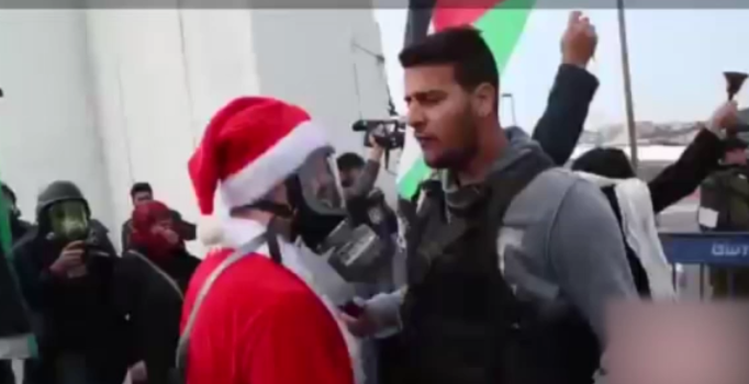 İsrail askeri Noel Baba'yı biber gazı ile etkisiz hale getirdi