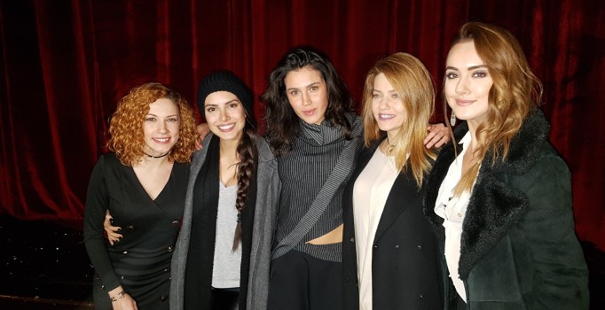 Serenay Aktaş, ilk kez tiyatro sahnesinde