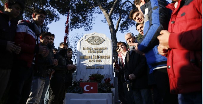 Mehmet Akif Ersoy'un vefatının 80. yılında mezarı başında anıldı