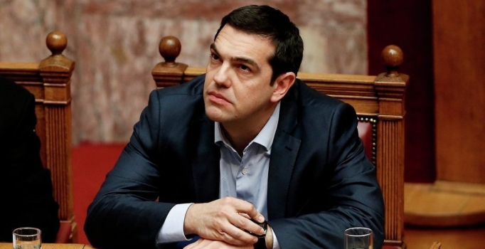 Çipras Batı’ya teslim oldu 
ve koltuğunu korudu