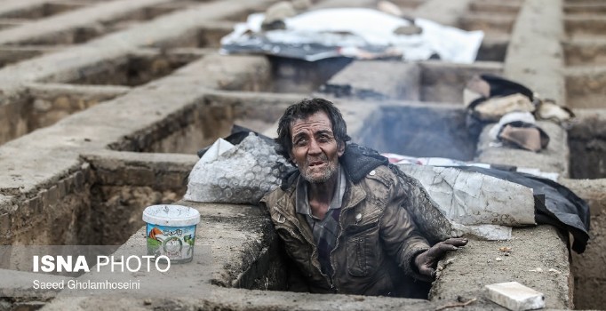 İran'da evsizler, soğuktan korunmak için mezarlarda yaşıyor