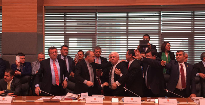 Anayasa komisyonunda 12, 13, 16. maddeler geçti, 14 ve 15. maddeler çıkarıldı