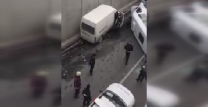 Esenyurt'ta minibüs alt geçide uçtu