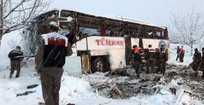 Sinop'ta yolcu otobüsü uçuruma yuvarlandı: Ölü ve yaralılar var! | Son dakika haberleri