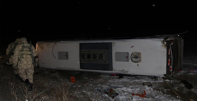 Sivas'ta yolcu otobüsü devrildi: 34 yaralı | Son dakika haberleri