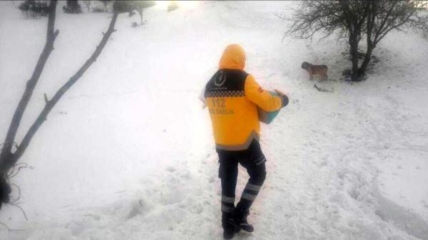 Kar yolları kapattı 16 günlük bebek 11 saatte hastaneye götürüldü