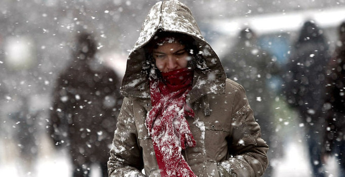 İstanbul'da kar yağışı başladı! Kar kalınlığı 30 cm'yi bulacak! AKOM alarma geçti | Son dakika haber