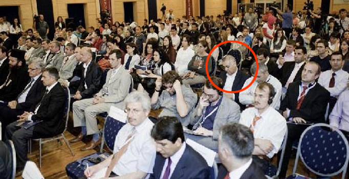 FETÖ'nün 1 numaralı ismi Adil Öksüz orada konuşmuş