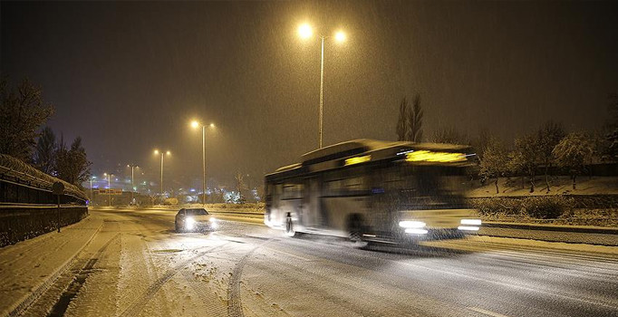 Başkent'te yoğun kar yağışı trafiği aksattı