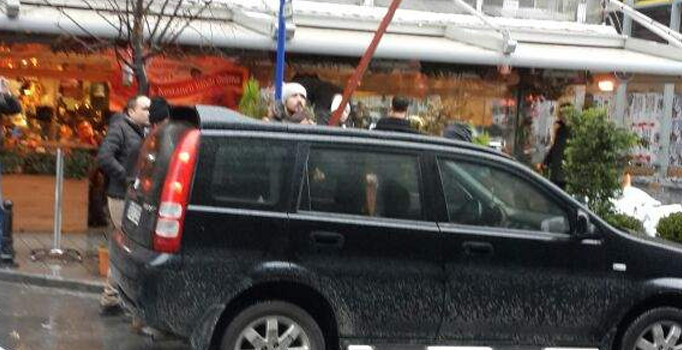 İstanbul'da fırtınadan uçan dev profil boru araca ok gibi saplandı