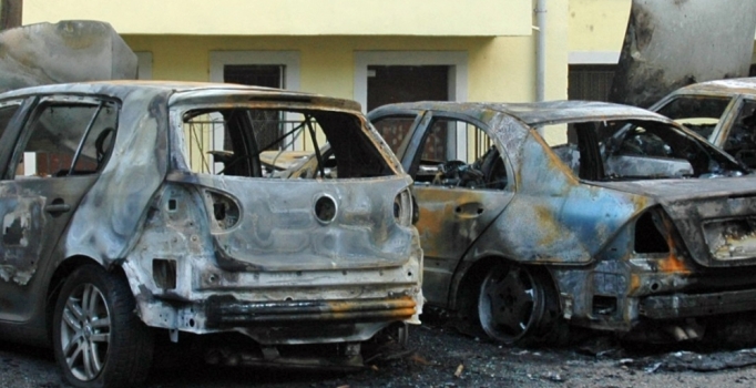 Fransa'da çok sayıda araç kundaklandı