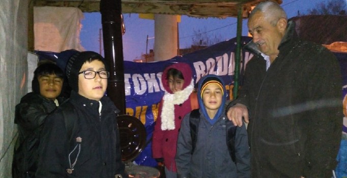Öğrencilerin üşümesine dayanamadı durağa soba kurdu