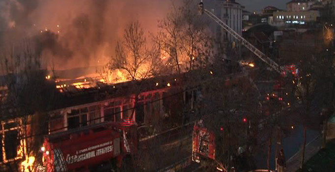 Sancaktepe Yenidoğan'da yaklaşık 500 metrekarelik alanda yangın | Son dakika haberleri