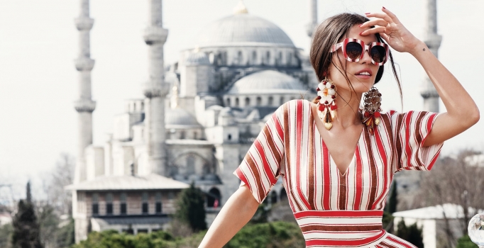 Yedi aylık hamile Yolanthe Cabau moda dergisinde