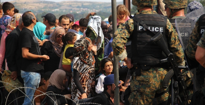 Makedon polisi göçmen 
grubuna geçiş izni verdi