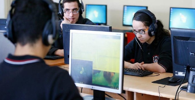 Lise öğrencileri görme engelli arkadaşları için 'Konuşan Ders Kitaplarım' projesini başlattı