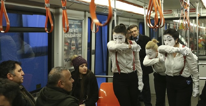 Sağlık çalışanları vereme pandomimle dikkati çekti