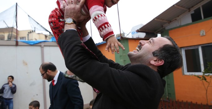 'Reis' filmi ekibinden Haleplilere 6 TIR insani yardım