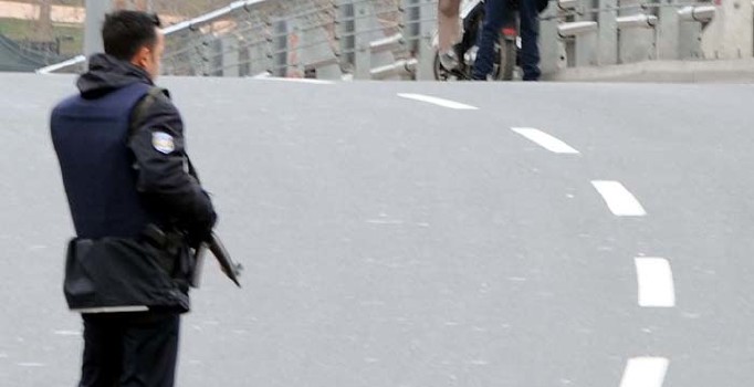 Beşiktaş’ta plakasız motosiklet polisleri alarma geçirdi