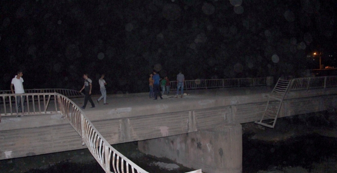 PKK'lılar Ahmet Kaya 
köprüsünü havaya uçurdu