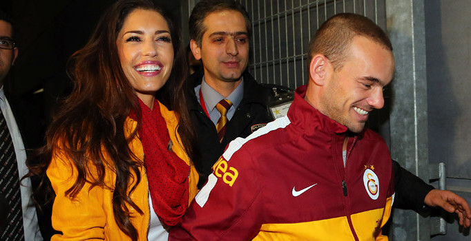 Sneijder Türkiye'den ayrıl baskısına bakın nasıl cevap verdi?