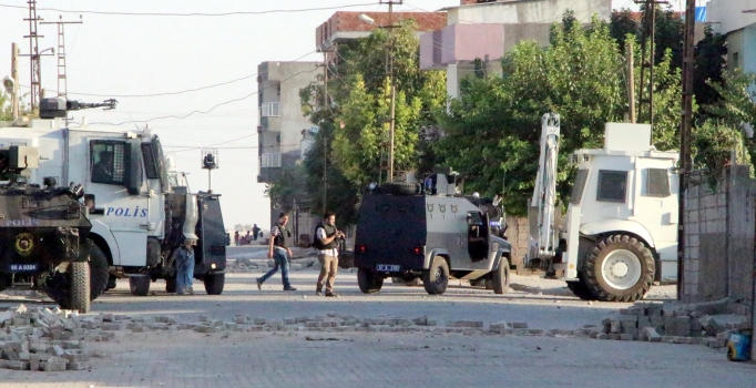 Mardin'de hendek kapatan 
polislere ateş açıldı