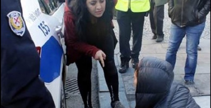 Banka önünde bisikletini çalan hırsızı çığlıklarla yakalattı