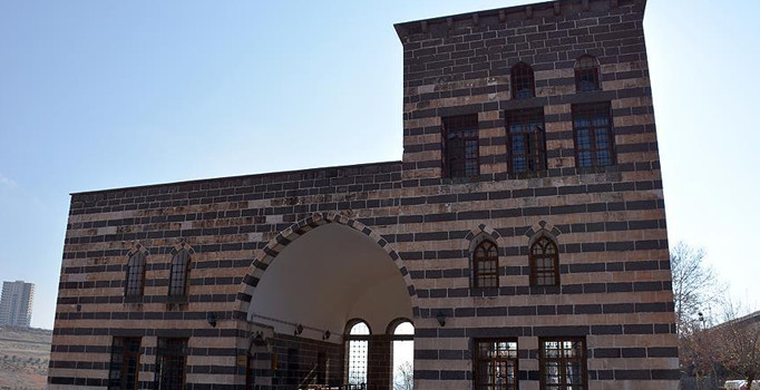 800 yıllık tarihi köşkte terörün izleri siliniyor