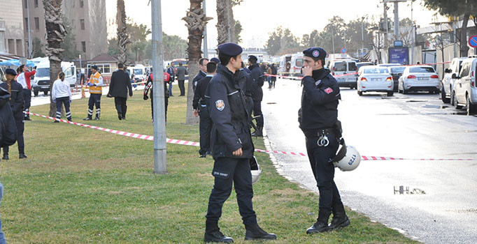 İzmir'deki saldırı sonrası polis siyah montlu, beyaz bereli şüphelinin peşinde | Son dakika haberi