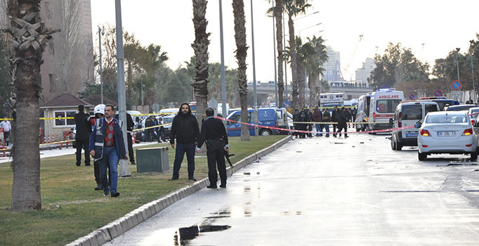 İşte İzmir'de Adliye binasına yapılan bombalı saldırıdan ilk görüntüler! | Son dakika haberleri