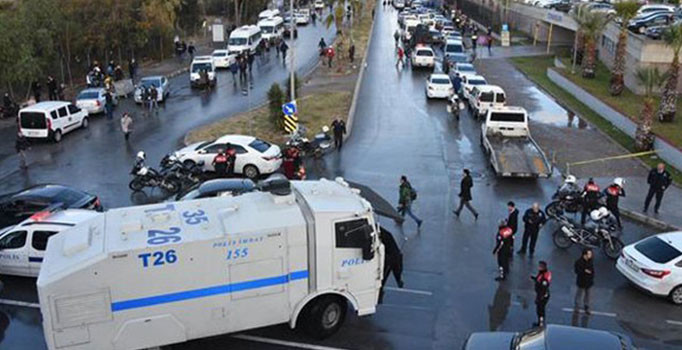 İzmir Adliyesi önünde şüpheli araç kontrollü şekilde patlatıldı