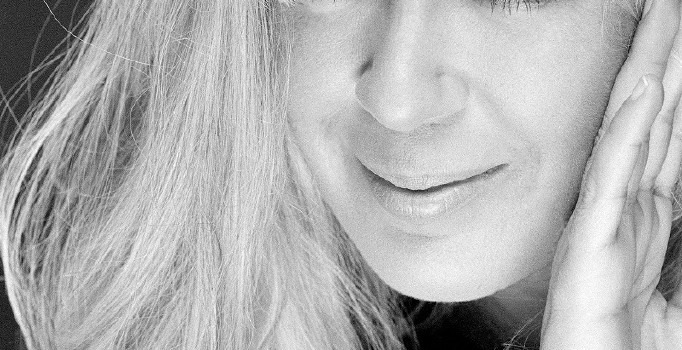 Zerrin Özer yeni single'ında aynı şarkıyı iki türde söyledi