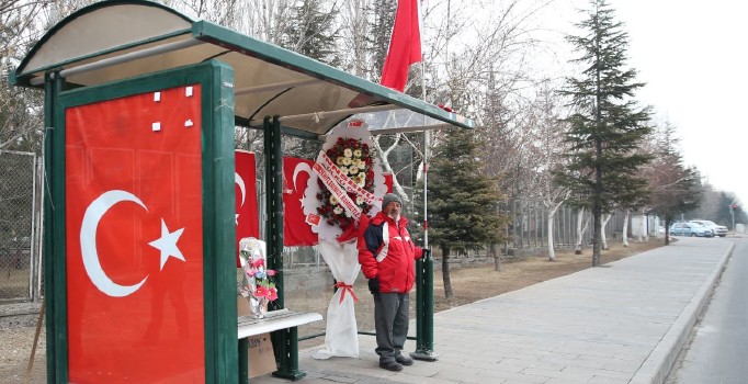 Kayseri'deki 'Şehit Komandolar Durağı'nda her gün saygı nöbetinde