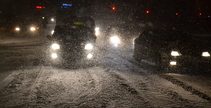 İstanbul'da kar nedeniyle devrilen TIR'lar trafiği felç etti