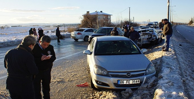 Ankara'da buzlanma sebebiyle meydana gelen zincirleme kazada 15 araç birbirine girdi