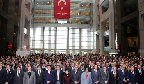 İzmir şehitleri için İstanbul Adalet Sarayı'nda saygı duruşu