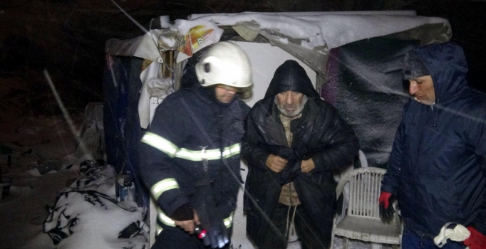 Tekirdağ Çorlu'da barakada donmak üzere olan Ali Gürel'i itfaiye kurtardı