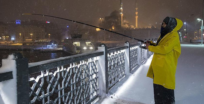 Yoğun kar yağışı altında balık tutma keyfi