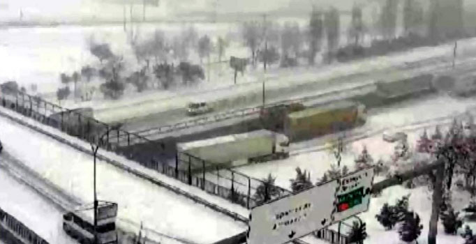 Kara teslim olan İstanbul'da son durum | Son dakika haberleri